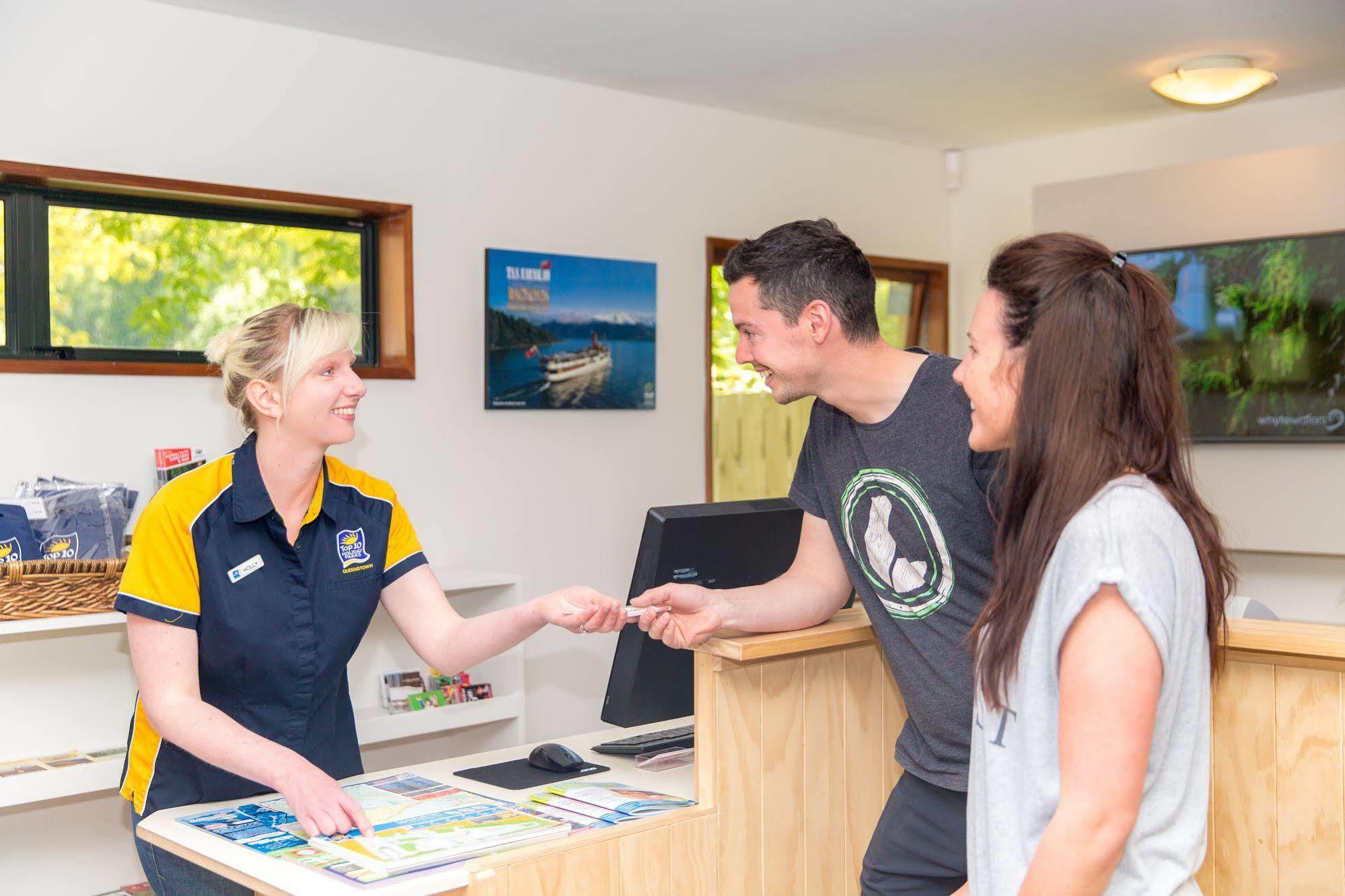 Queenstown Top 10 Holiday Park Екстер'єр фото